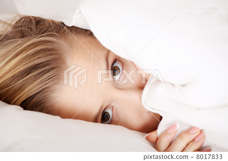 Scared young woman 8017833