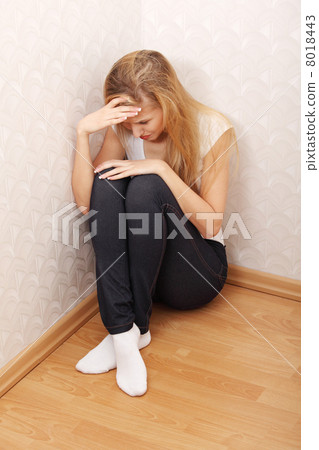 Scared woman 8018443