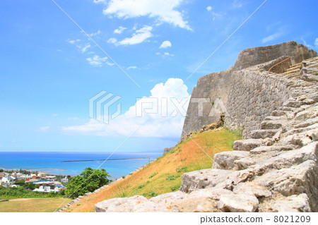 August Okinawa Katsuren Castle · Three Guo castle wall and Katsurenai Bay 8021209