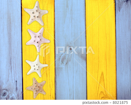 Starfishes on wood texture 8021875