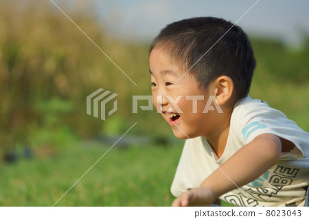 剃光頭小孩的笑容 8023043