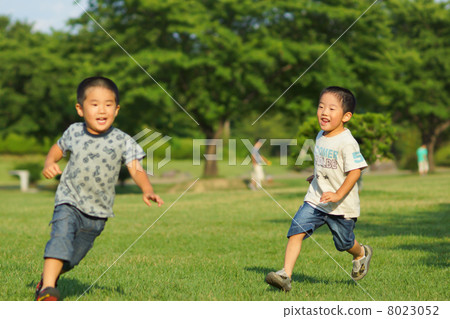 兄弟在青山中運行 8023052