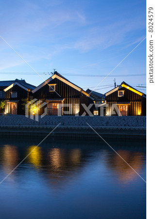 Evening view of Ise Kawasaki merchant pavilion and Tsuda River 8024579
