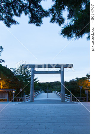 Early morning Ise shrine Uji Bridge and torii 8024707