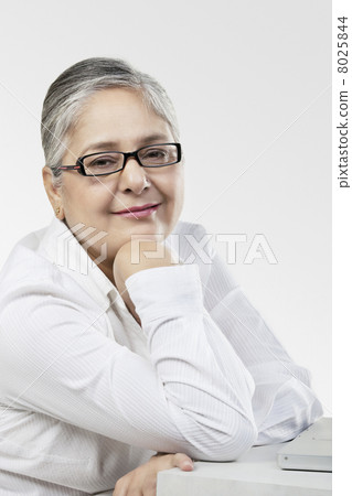 Portrait of an old woman Portrait of an old woman 8025844