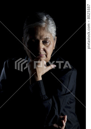 Portrait of an old woman Portrait of an old woman 8025887