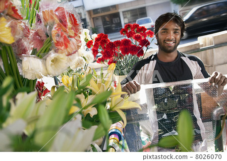 A florist holding wrapping paper 8026070