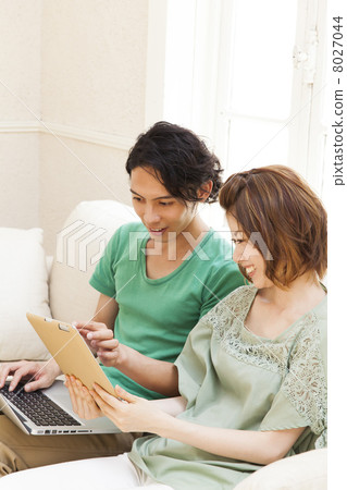 一對夫婦在客廳裡 8027044