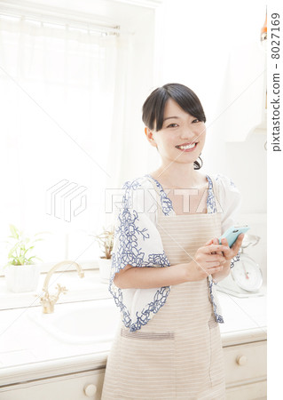 Woman in the kitchen Woman in the kitchen 8027169