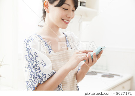 Woman in the kitchen Woman in the kitchen 8027171