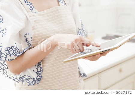 Woman in the kitchen Woman in the kitchen 8027172