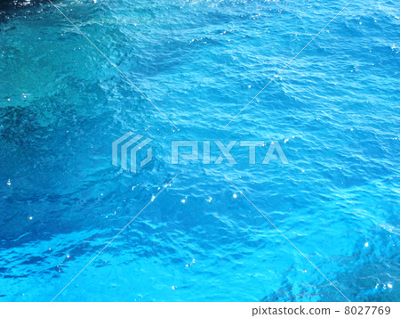 海和清澈的海浪和光 海和清澈的海浪和光 8027769