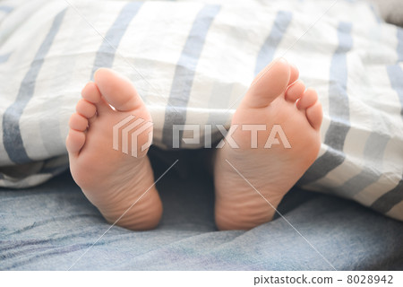 Daily scene in bed 8028942