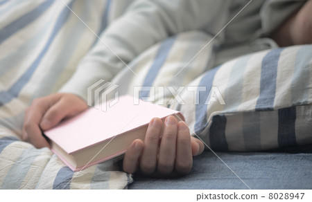 Daily scene in bed 8028947