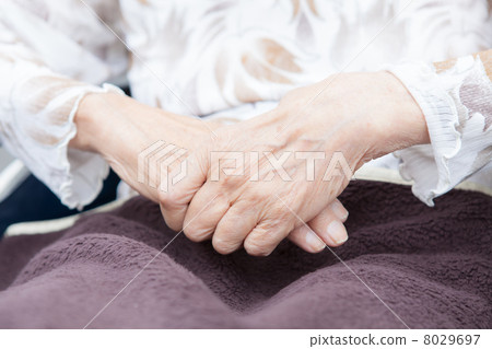The hands of the grandmother 8029697