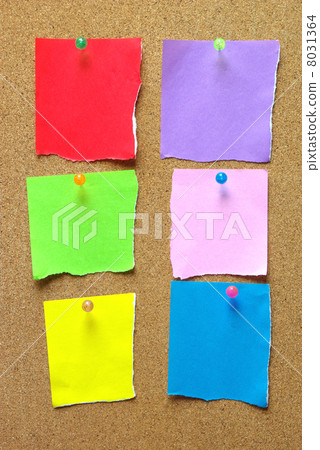 Notes paper splitting colored paper fastened with a thumbtack on the cork board Notes paper splitting colored paper fastened with a thumbtack on the cork board 8031364
