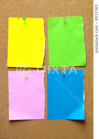 Notes paper splitting colored paper fastened with a thumbtack on the cork board Notes paper splitting colored paper fastened with a thumbtack on the cork board 8031365