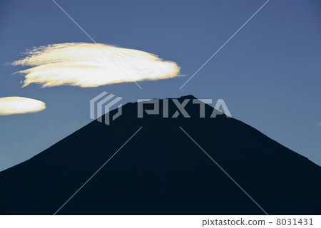 生動的雲彩和富士山 8031431