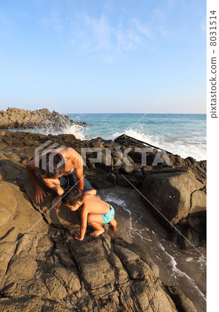父親和孩子，在海上下車 8031514