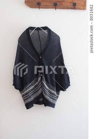 掛在古董鉤上的亞麻針織羊毛衫 8031682