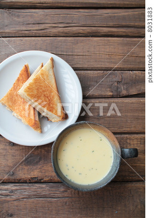 玉米濃湯和熱三明治 8031883