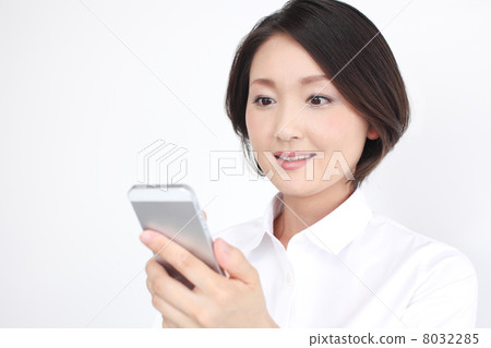 Smartphone and housewives in their thirties 8032285