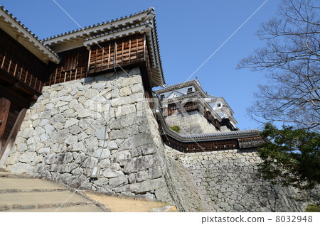 松山城堡乾燥的大門和現有的寺廟 松山城堡乾燥的大門和現有的寺廟 8032948