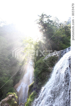 光線進入的Sanko瀑布 8033470