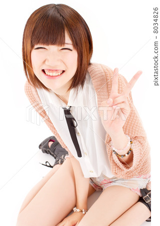 時尚女孩坐在可愛和和平標誌穿著清爽的夏天的衣服 8034826