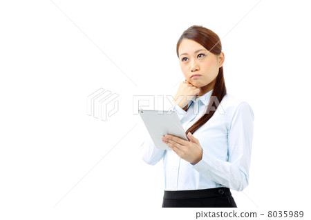 女商人困擾著拿著一台平板電腦 女商人困擾著拿著一台平板電腦 8035989