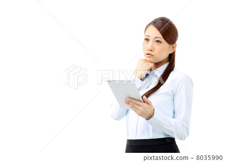 女商人困擾著拿著一台平板電腦 女商人困擾著拿著一台平板電腦 8035990