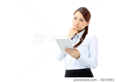 女商人困擾著拿著一台平板電腦 女商人困擾著拿著一台平板電腦 8035991
