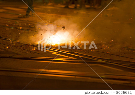 一朵精神花的爆竹和路面電車的軌道 一朵精神花的爆竹和路面電車的軌道 8036681