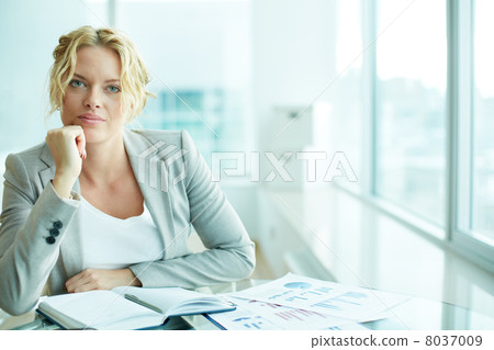 Employee at workplace 8037009