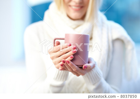 Female with cup 8037850