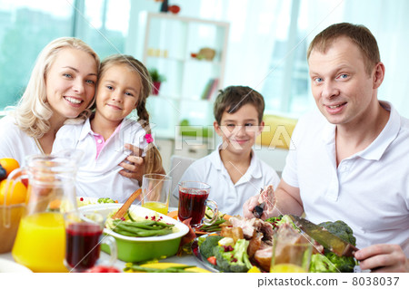 Enjoying Thanksgiving meals 8038037