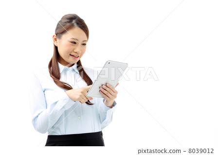 使用片劑的女商人 使用片劑的女商人 8039012