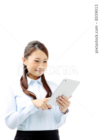 使用片劑的女商人 8039013