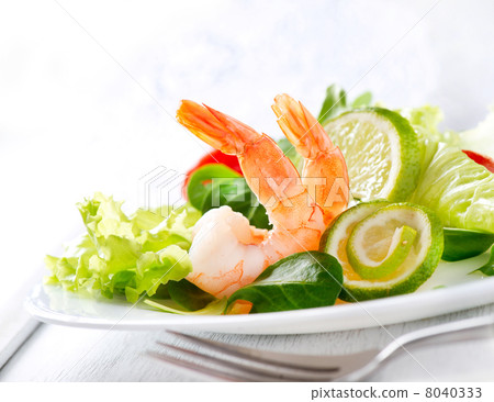 Prawn salad. Healthy Shrimp Salad with mixed greens and tomatoes 8040333