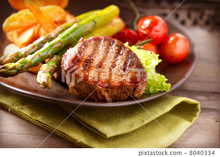 Grilled Beef Steak Meat with Vegetables 8040334