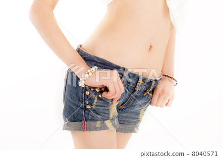A slim girl who takes a good look at his denim short-pocket pocket 8040571