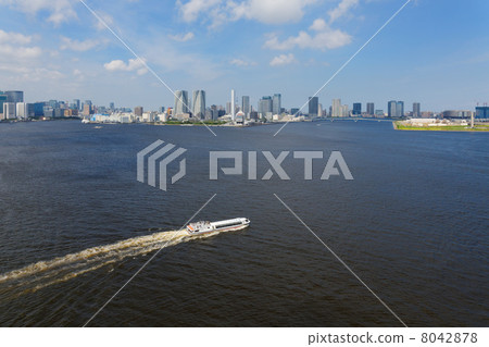 Boats and urban landscape to and from Tokyo Bay spreading blue sky Boats and urban landscape to and from Tokyo Bay spreading blue sky 8042878