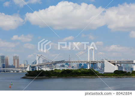 Odaiba beach park where the blue sky spreads and Rainbow Bridge Odaiba beach park where the blue sky spreads and Rainbow Bridge 8042884