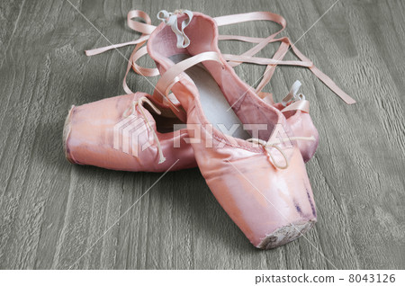 old pink ballet shoes 8043126