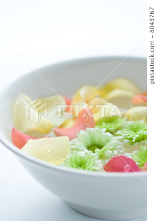 Petals floating in water 8043767