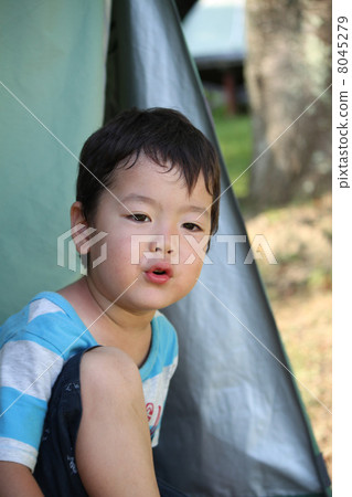 Staying in a tent 8045279