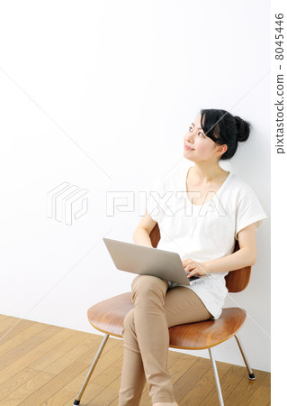 女孩使用筆記本電腦 8045446