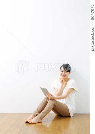 Girls using laptops 8047073