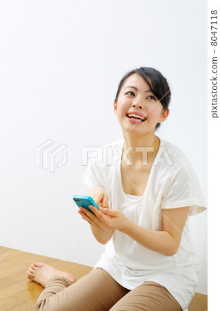 使用智能手機的女孩 8047118