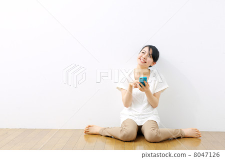 使用智能手機的女孩 使用智能手機的女孩 8047126